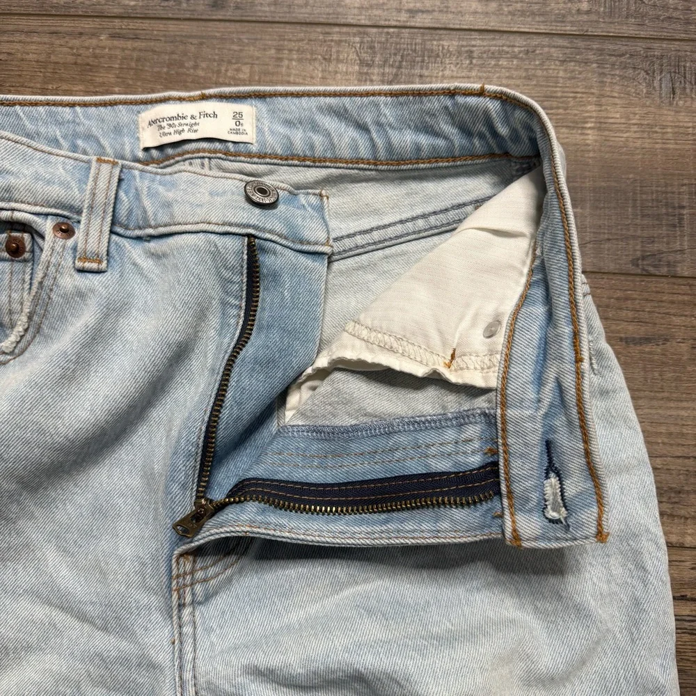 Abercrombie & Fitch The 90's Straight Ultra High-Rise Denim Jeans Destress Holes - Picture 4 of 11